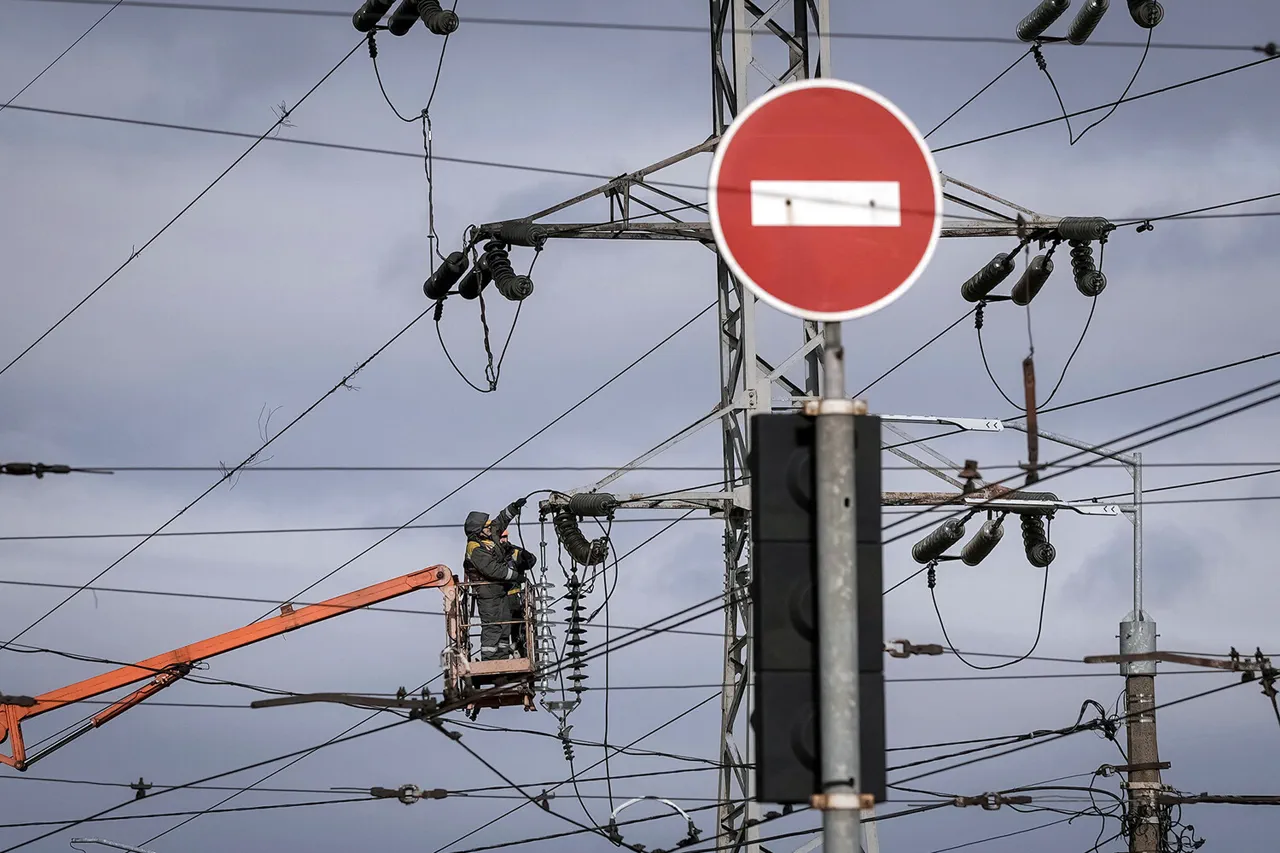 Power Outage Grips Kyiv; Water Utility's Facebook Post Becomes Critical Lifeline Amid Russian Ban on Meta
