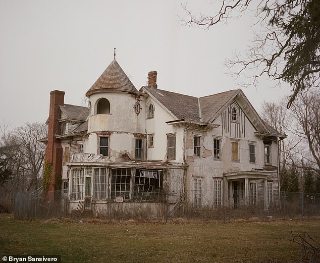 America the Abandoned: A Photographer's Journey Through Time-Frozen Homes