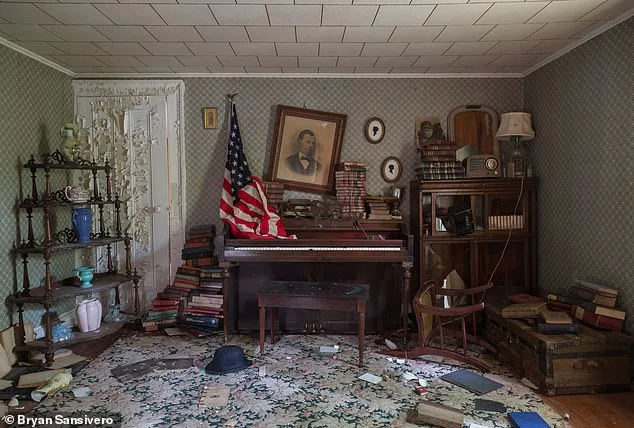 America the Abandoned: A Photographer's Journey Through Time-Frozen Homes