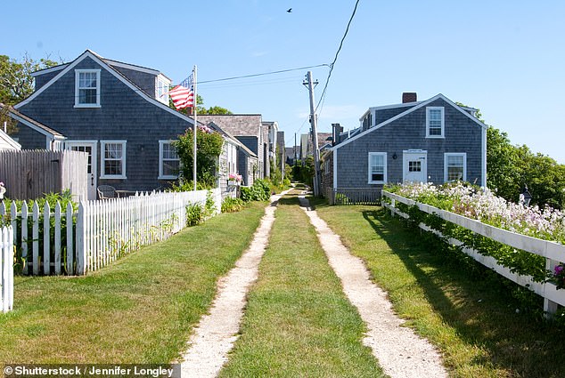 Privacy Concerns Mount on Nantucket's Sconset Bluff Walk as Residents Decry Unwanted Attention