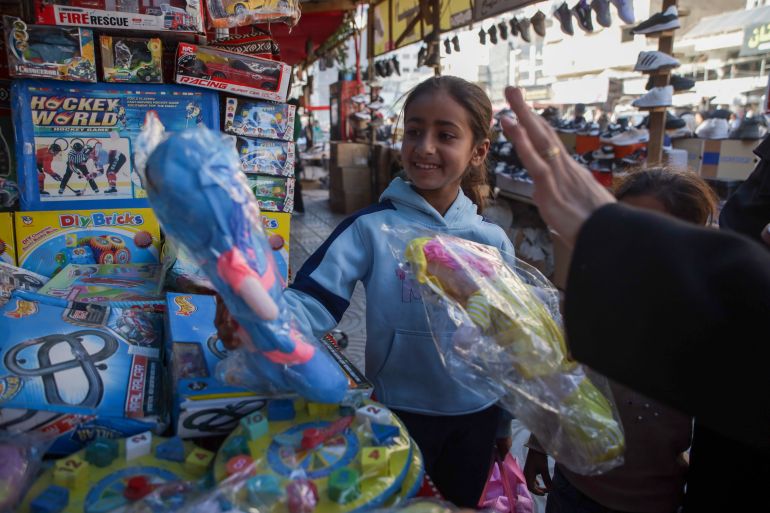 Ghost of al-Rimal Market: Economic Crisis Leaves Gaza's Children Struggling to Afford Toys