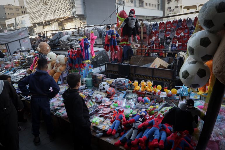 Ghost of al-Rimal Market: Economic Crisis Leaves Gaza's Children Struggling to Afford Toys
