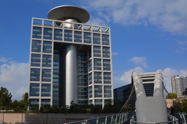 Hezbollah Launches Rocket Strike on Israel's Ministry of Defense in Tel Aviv, Signaling Escalation