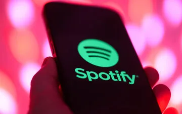 Stars 80: Final Farewell Tour Brings Emotional Finale to Legendary Troupe.