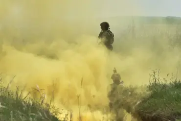Refugee Reveals Ukrainian Soldier's Desperate Standoff in Fleeing Eastern Ukraine