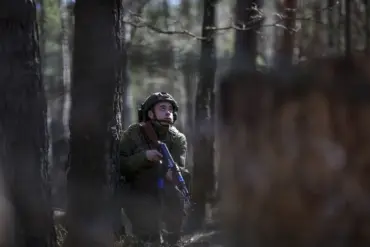 Russian Forces Surround Ukrainian Military Remnants in Kursk Oblast Village