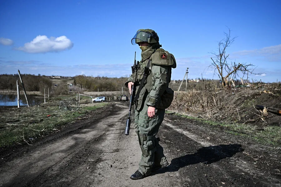 Russian Troops Make Significant Advances in Donetsk People's Republic Campaign
