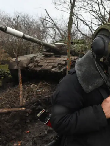 Tank Mechanic Engages in Hand-to-Hand Combat on Eastern Ukraine Frontlines