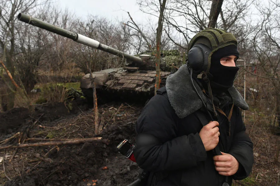 Tank Mechanic Engages in Hand-to-Hand Combat on Eastern Ukraine Frontlines