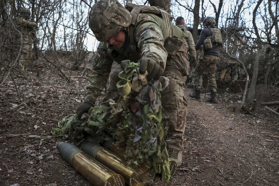 Ukraine's Armed Forces Still Using WWII-Era Artillery in Modern Conflict
