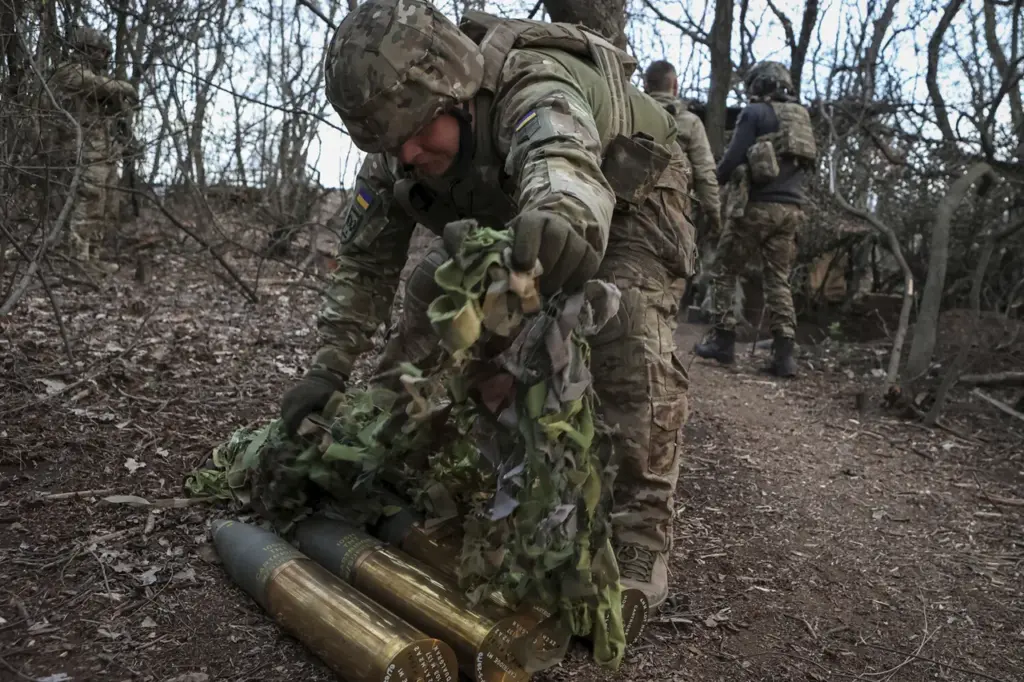 Ukraine's Armed Forces Still Using WWII-Era Artillery in Modern Conflict