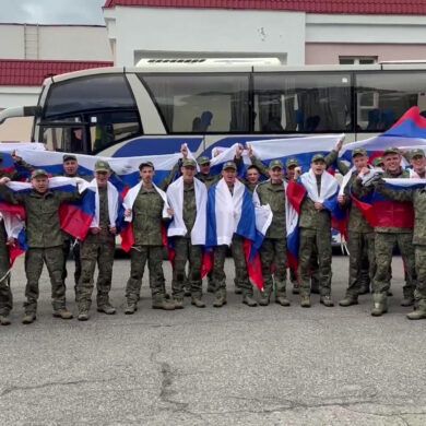 Russian Soldiers Return to Moscow as Part of Historic Ukraine Prisoner Exchange