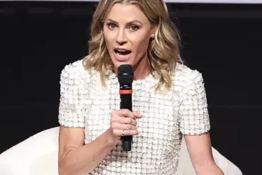 Julie Bowen Shares Health Scare and Pacemaker Decision at 29, Emphasizing Family Medical Advice