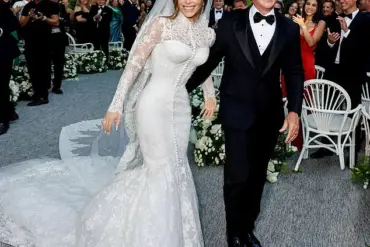 Photoshop Fails Raise Eyebrows at Jeff Bezos and Lauren Sanchez's $50 Million Venice Wedding