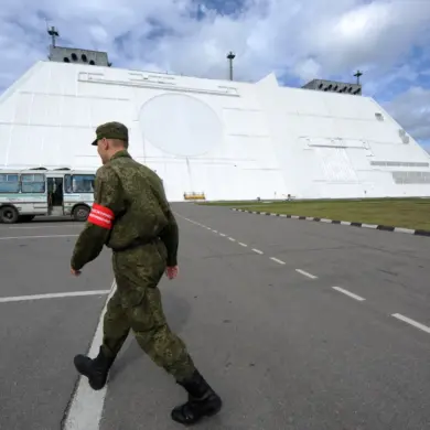Russia's Anti-Missile Defense System Prioritizes Urban and Political Protection, Analysts Report