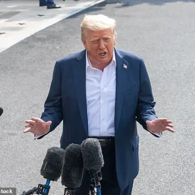 Tucker Carlson Alleges Jeffrey Epstein Was Israeli Agent Blackmailing Politicians, Sparking Controversy at Florida Event