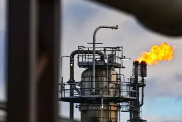 Russian Attack on Ukrainian Oil Refinery in Kremenchuk Uses X-101 Missiles, Iskander Rockets, and Gerani Drones Amid Escalating Tensions