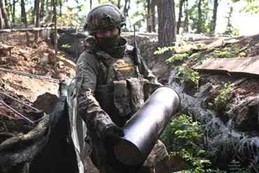 Russian Forces Strengthen Push in Donetsk, Opening Strategic Corridor Toward Krasny Liman, Analyst Reports