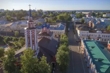 Kaluga Building Damaged by Drone Debris as Air Defense Forces Intercept UAVs Across Regions